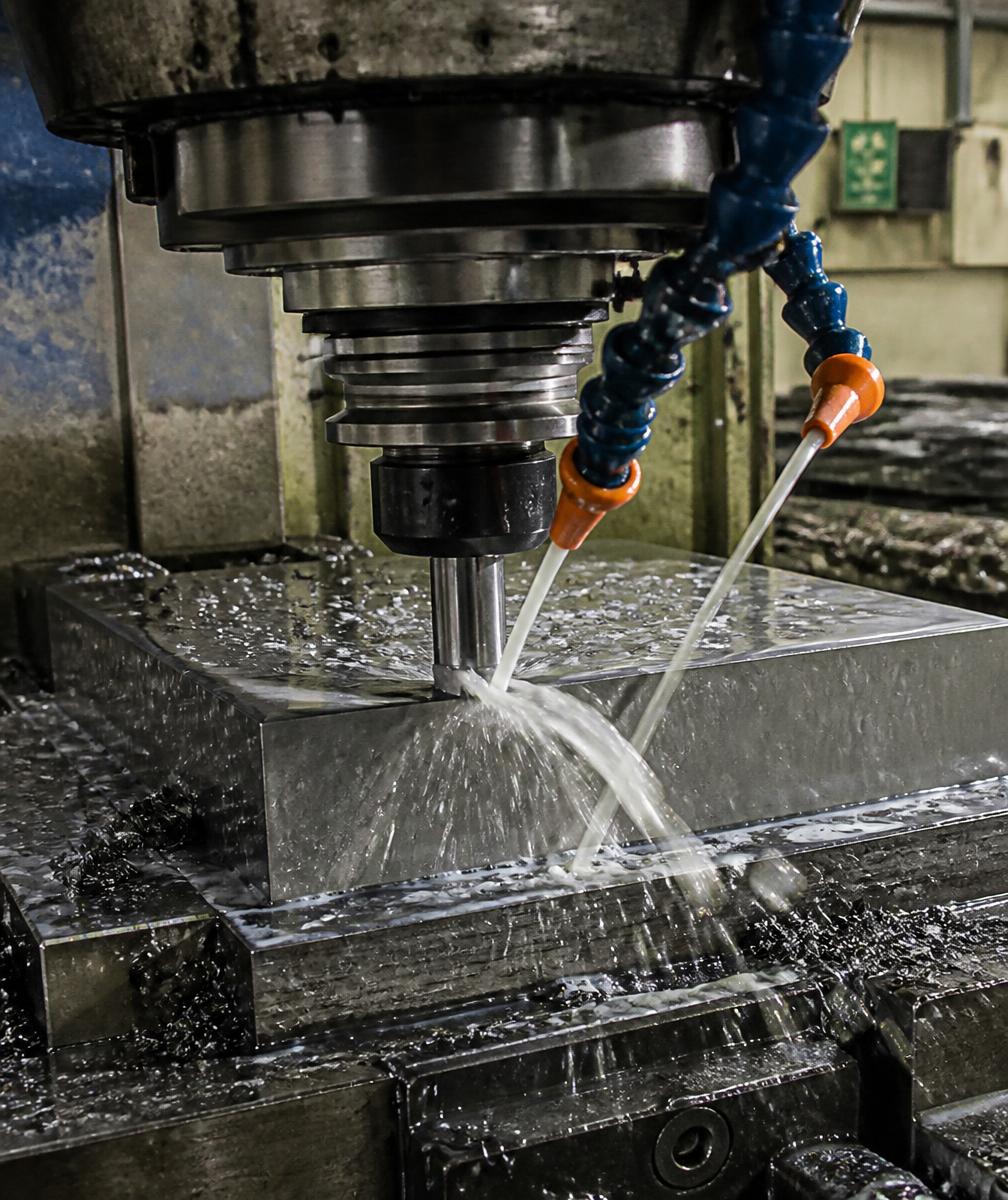 Fresadora industrial mecanizando un bloque de acero